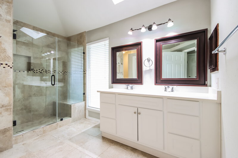 1,695/Mo, 5207 Village Springs Dr Kingwood, TX 77339 Main Bathroom View