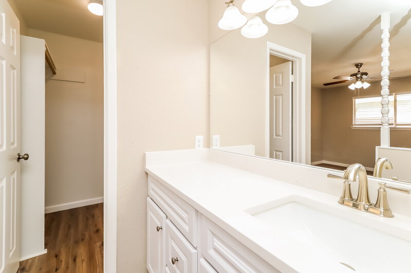 1,740/Mo, 22203 Barrygate Cir Spring, TX 77373 Main Bathroom View