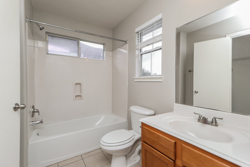 1,765/Mo, 33322 Cottonwood Bnd Magnolia, TX 77354 Main Bathroom View