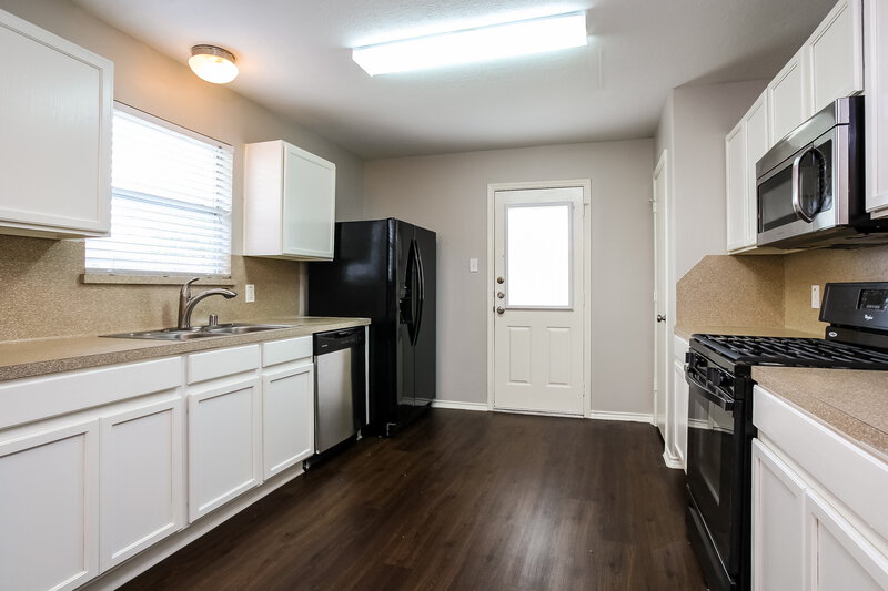 1,625/Mo, 20106 Leafpark Ln Humble, TX 77338 Kitchen View 2