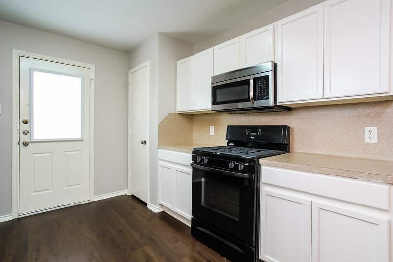 1,625/Mo, 20106 Leafpark Ln Humble, TX 77338 Kitchen View 3