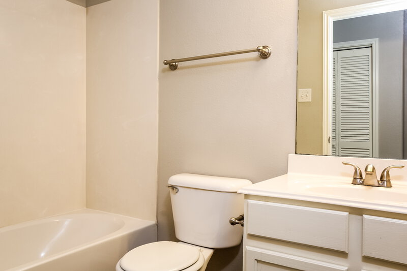 1,625/Mo, 20106 Leafpark Ln Humble, TX 77338 Bathroom View 2