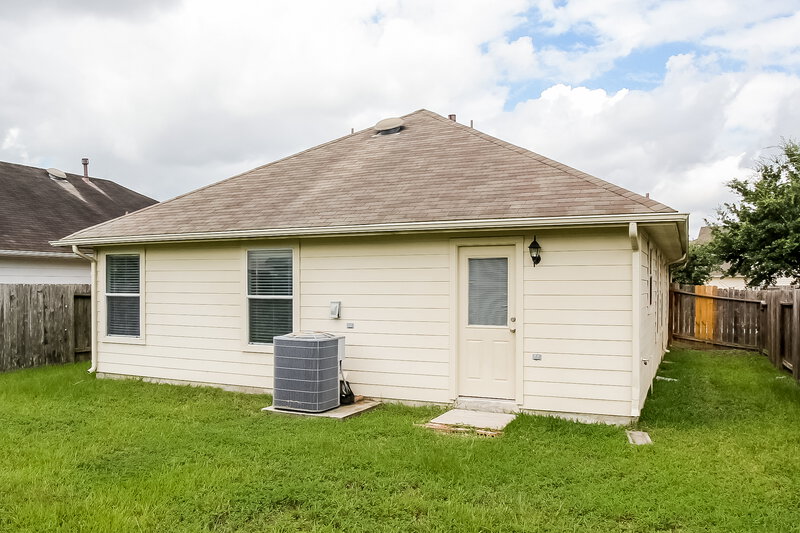 1,625/Mo, 20106 Leafpark Ln Humble, TX 77338 Rear View
