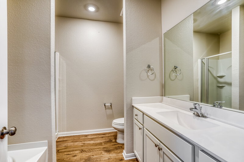 1,945/Mo, 7511 Tipton Meadow Way Richmond, TX 77469 Main Bathroom View