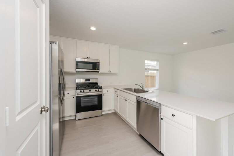 1,700/Mo, 1543 Sunset Ridge Dr Conroe, TX 77303 Kitchen View 2