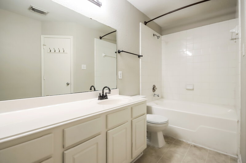 1,730/Mo, 11418 Flying Geese Ln Tomball, TX 77375 Main Bathroom View