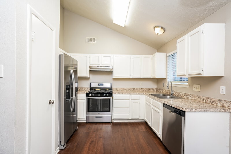 1,975/Mo, 9506 Lost Eagle Dr Houston, TX 77064 Kitchen View