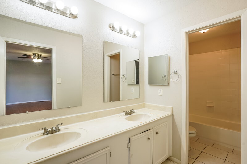 1,975/Mo, 9506 Lost Eagle Dr Houston, TX 77064 Main Bathroom View