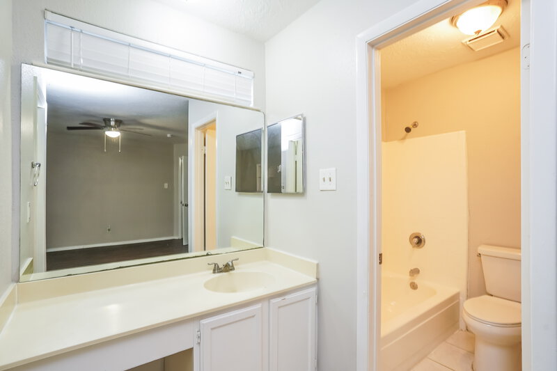 1,975/Mo, 9506 Lost Eagle Dr Houston, TX 77064 Bathroom View