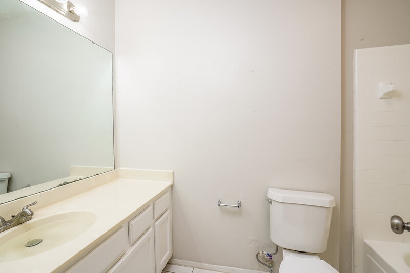 1,975/Mo, 9506 Lost Eagle Dr Houston, TX 77064 Bathroom View 2