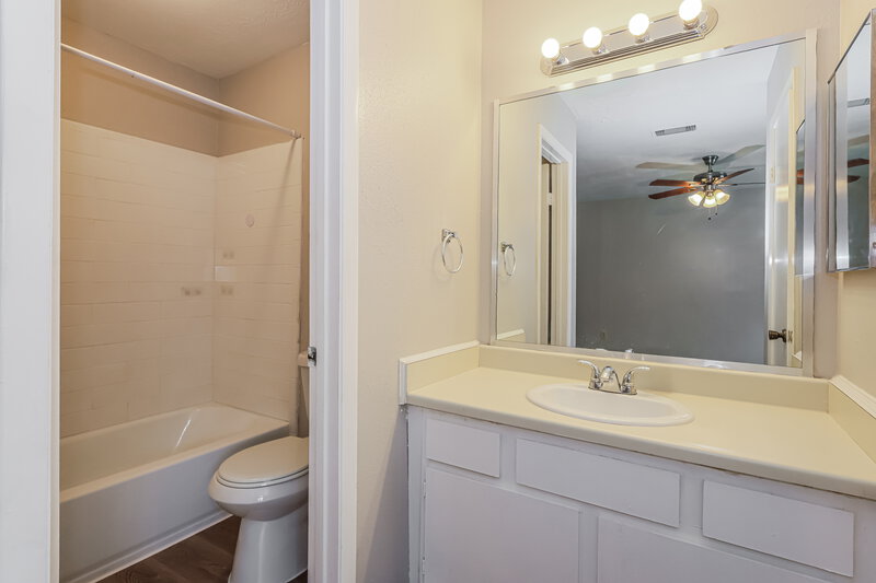1,780/Mo, 12627 Day Hollow Ln Houston, TX 77070 Main Bathroom View