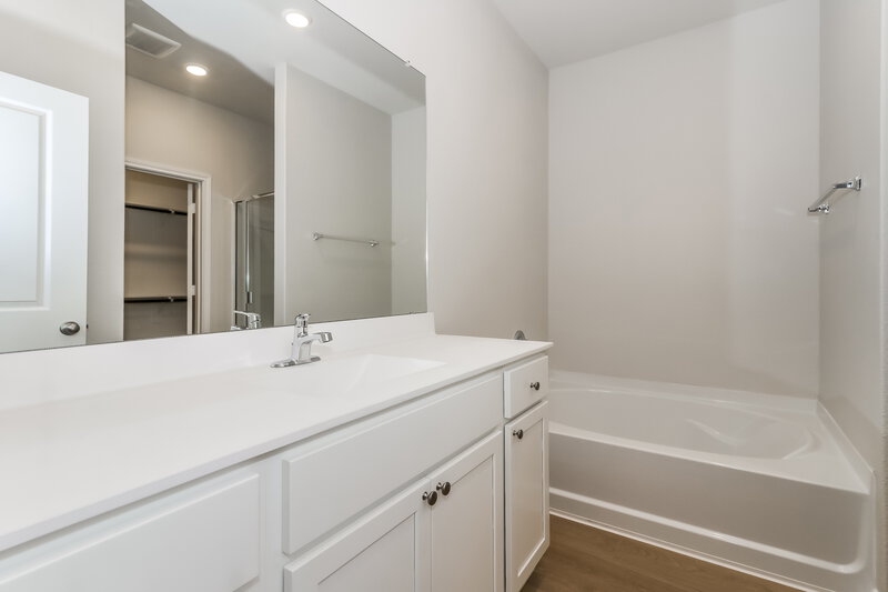 2,060/Mo, 429 San Miguel Creek Dr Katy, TX 77493 Main Bathroom View