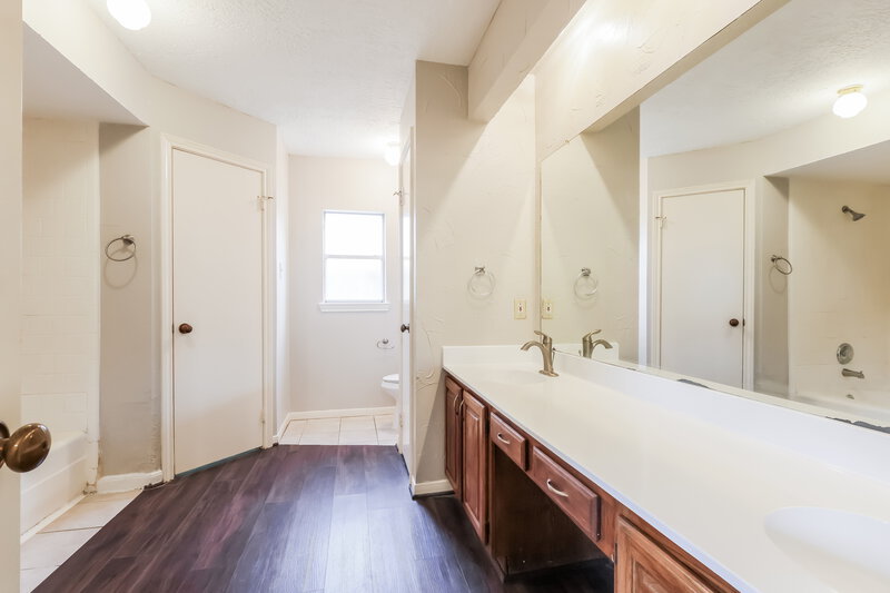 1,660/Mo, 23219 Timberbrook Dr Spring, TX 77373 Main Bathroom View