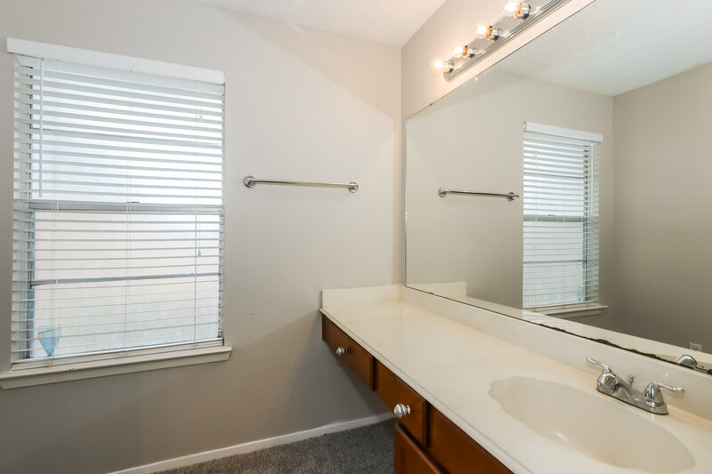 2,005/Mo, 7306 Skybright Ln Houston, TX 77095 Main Bathroom View