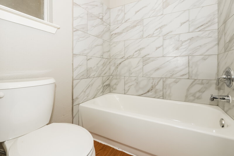 2,005/Mo, 7306 Skybright Ln Houston, TX 77095 Main Bathroom View 2