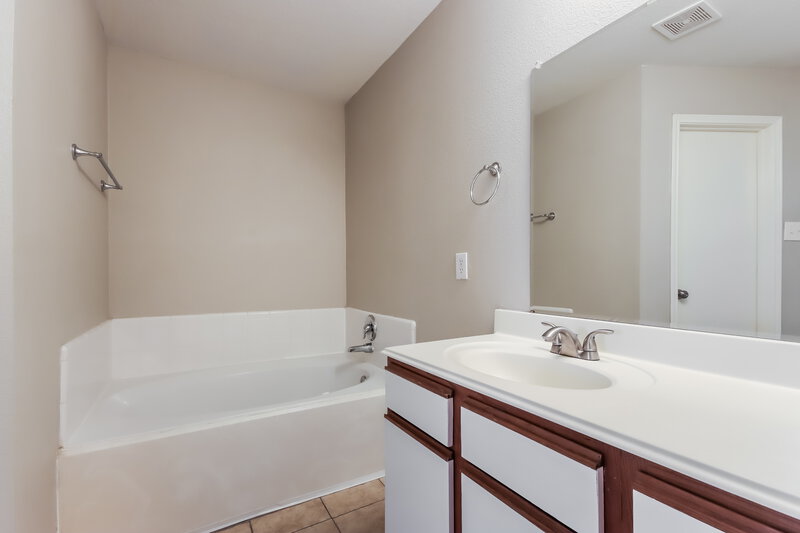 1,600/Mo, 9849 Youpon Ridge Way Conroe, TX 77385 Main Bathroom View