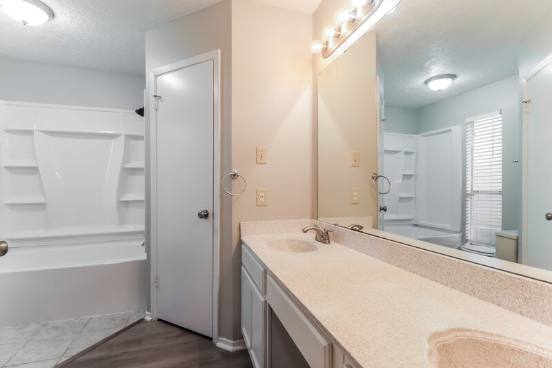 1,930/Mo, 7403 Fuchsia Ln Humble, TX 77346 Main Bathroom View