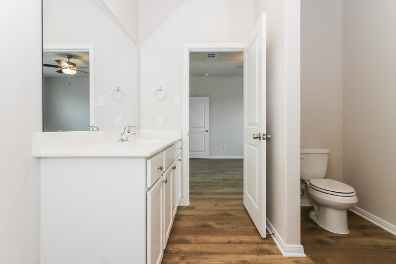 1,865/Mo, 7518 Tipton Meadow Way Richmond, TX 77469 Main Bathroom View