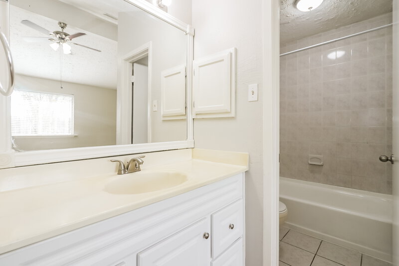 1,735/Mo, 7105 Haven Creek Dr Cypress, TX 77433 Main Bathroom View
