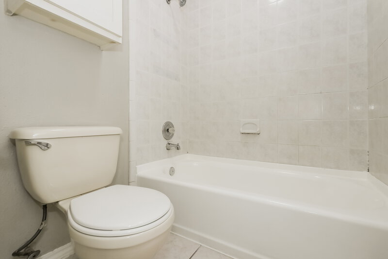 1,735/Mo, 7105 Haven Creek Dr Cypress, TX 77433 Main Bathroom View 2