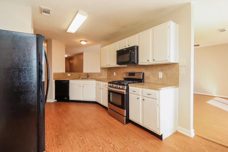 1,945/Mo, 16115 Purpleridge Ct Houston, TX 77053 Kitchen View 2