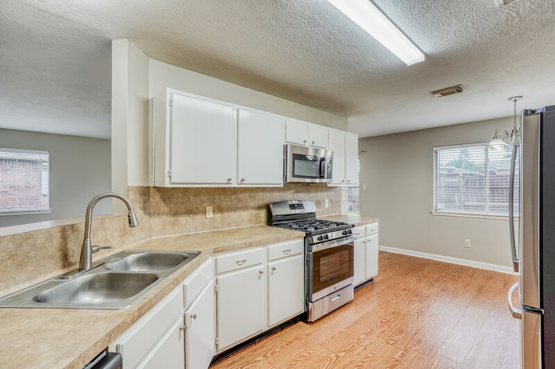 1,860/Mo, 16115 Purpleridge Ct Houston, TX 77053 Kitchen View 2