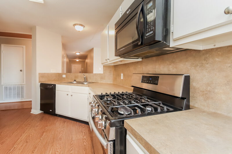 1,945/Mo, 16115 Purpleridge Ct Houston, TX 77053 Kitchen View 3