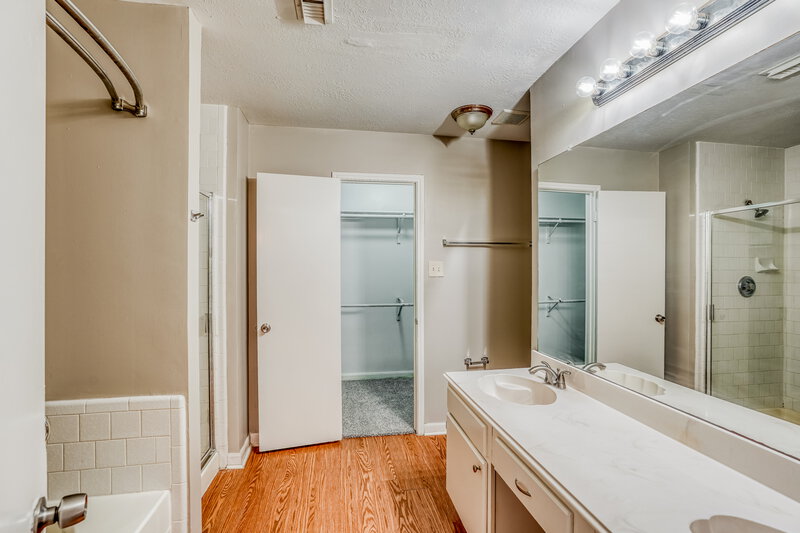 1,860/Mo, 16115 Purpleridge Ct Houston, TX 77053 Main Bathroom View