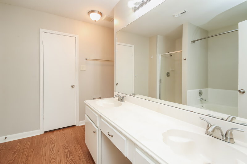 1,945/Mo, 16115 Purpleridge Ct Houston, TX 77053 Main Bathroom View