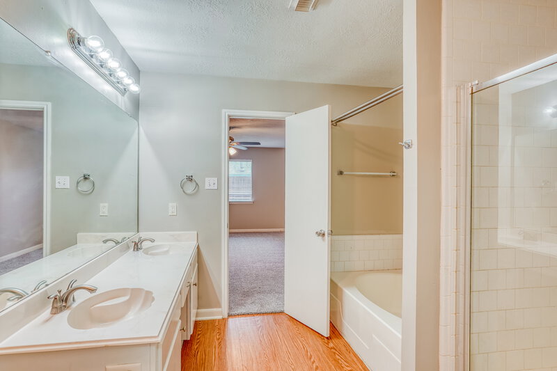 1,860/Mo, 16115 Purpleridge Ct Houston, TX 77053 Main Bathroom View 2