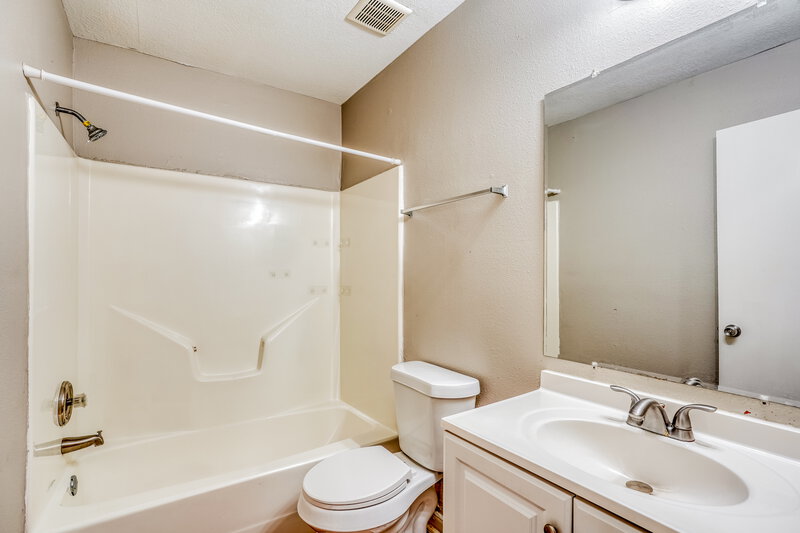 1,860/Mo, 16115 Purpleridge Ct Houston, TX 77053 Bathroom View
