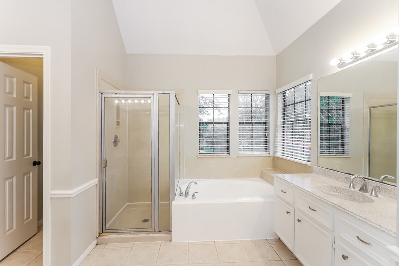 2,470/Mo, 128 Lake Point Dr League City, TX 77573 Main Bathroom View