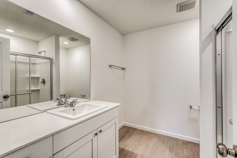 2,100/Mo, 472 San Miguel Creek Dr Katy, TX 77493 Main Bathroom View