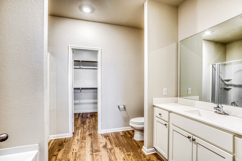 1,815/Mo, 7531 Tipton Meadow Way Richmond, TX 77469 Main Bathroom View