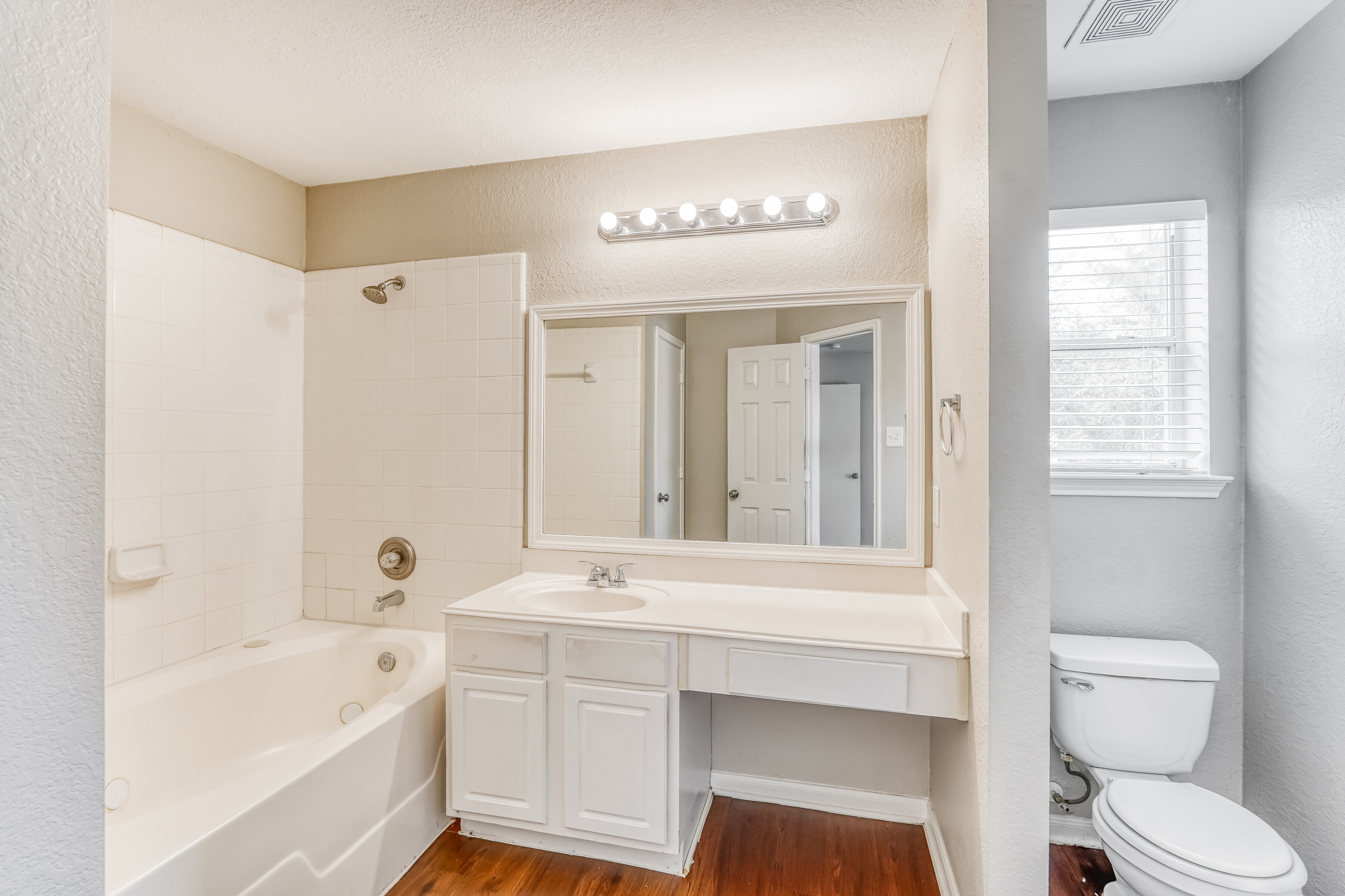 1,890/Mo, 8010 Suffield Glen Ln Humble, TX 77338 Main Bathroom View
