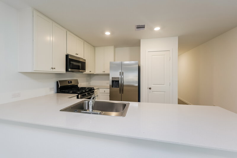 1,560/Mo, 1527 Sunset Ridge Dr Conroe, TX 77303 Kitchen View 2