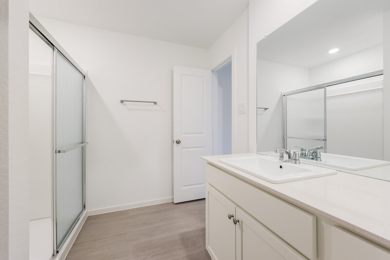 1,560/Mo, 1527 Sunset Ridge Dr Conroe, TX 77303 Main Bathroom View 2