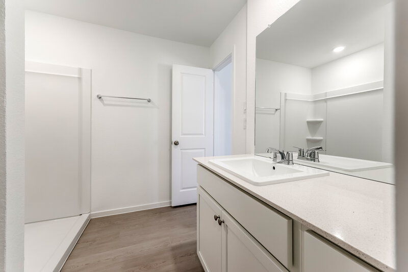 1,600/Mo, 1531 Sunset Ridge Dr Conroe, TX 77303 Main Bathroom View 2