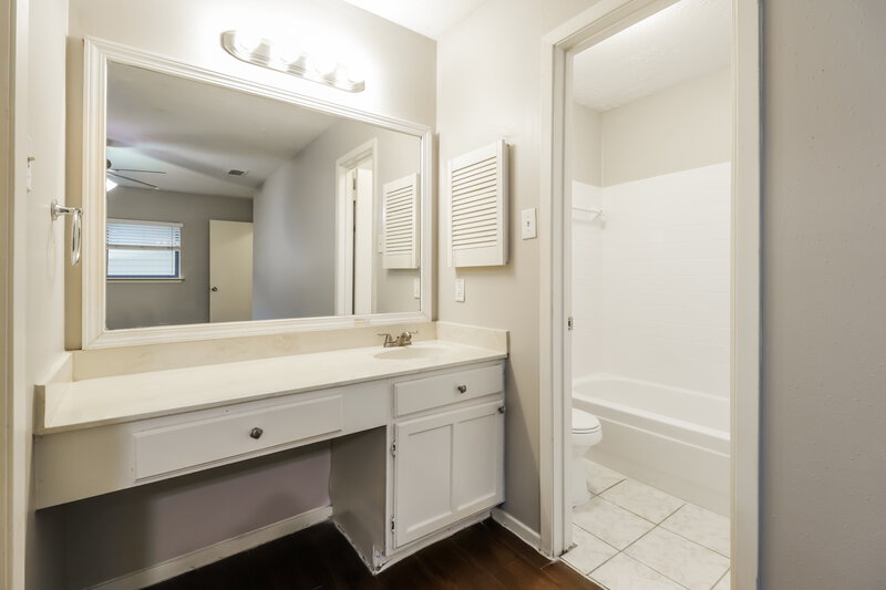 1,740/Mo, 8303 Poplar Ridge Ln Humble, TX 77338 Main Bathroom View