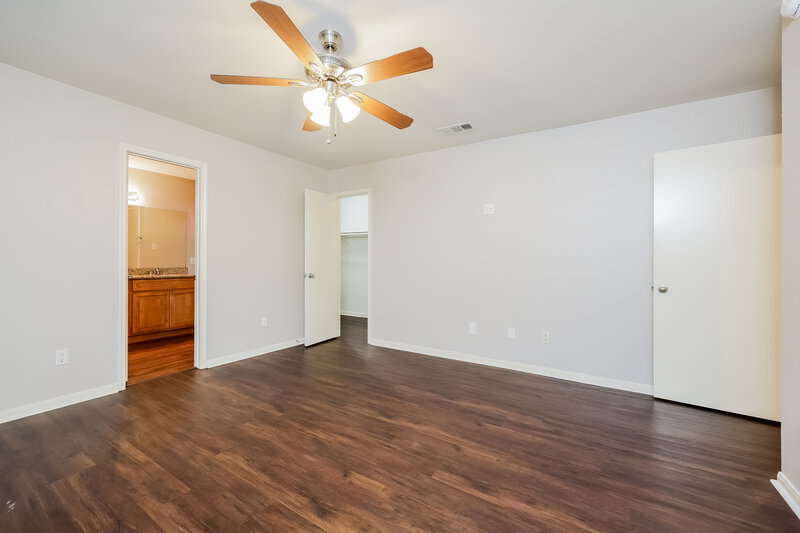 1,650/Mo, 2306 Friarwood Trl Kingwood, TX 77339 Main Bedroom View