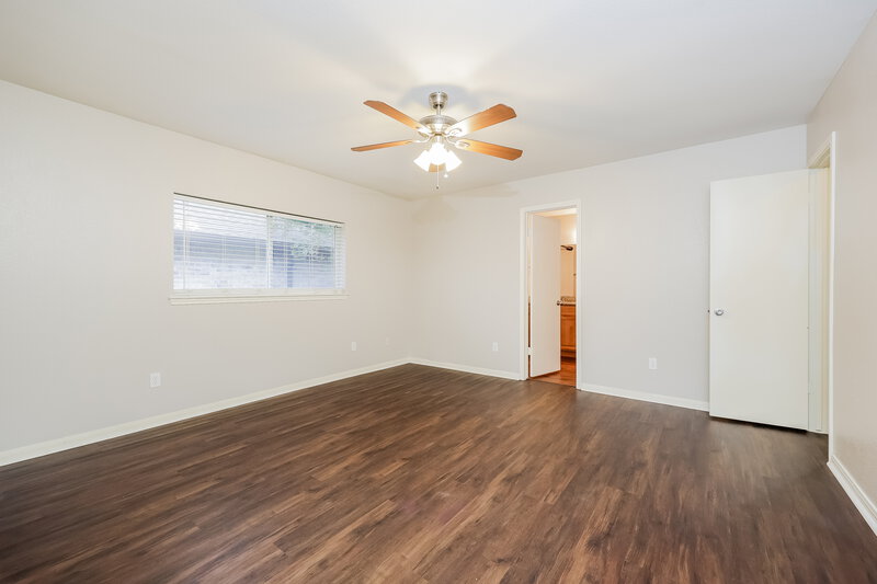 1,650/Mo, 2306 Friarwood Trl Kingwood, TX 77339 Main Bedroom View 2