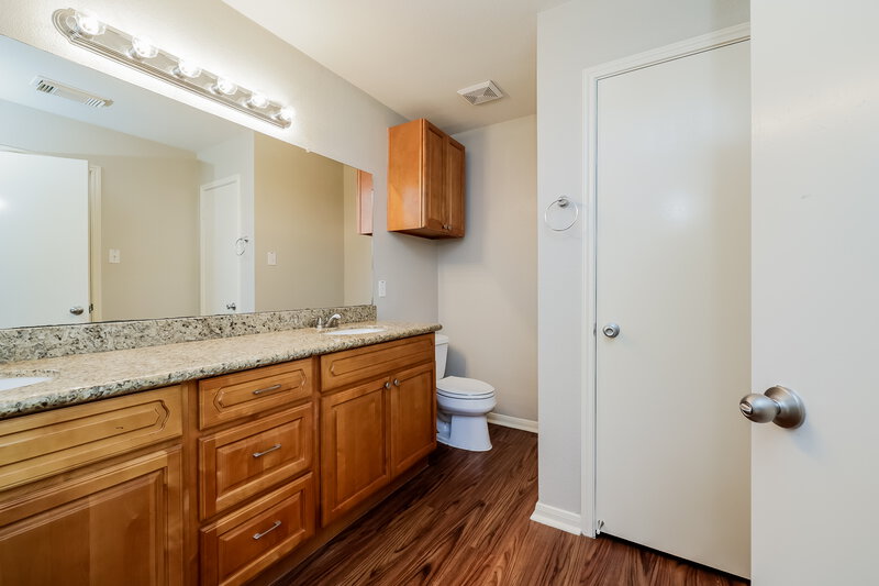 1,650/Mo, 2306 Friarwood Trl Kingwood, TX 77339 Main Bathroom View