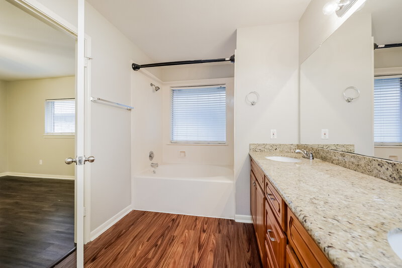 1,650/Mo, 2306 Friarwood Trl Kingwood, TX 77339 Main Bathroom View 2