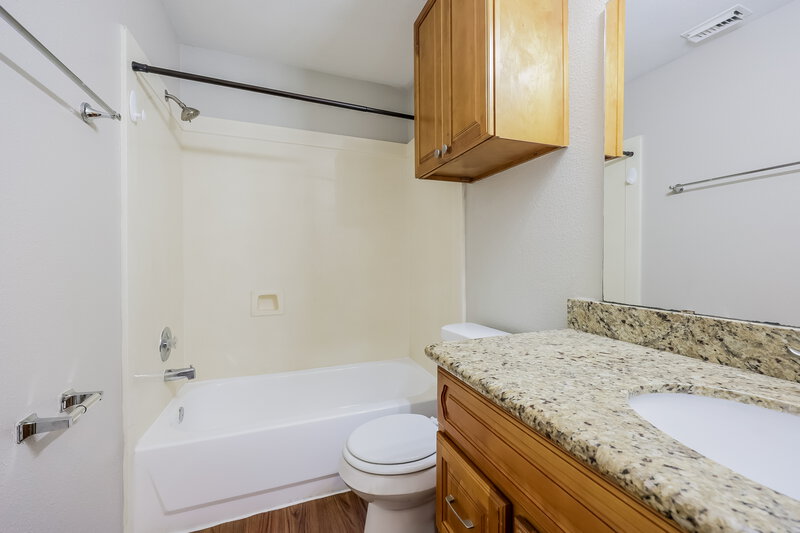 1,650/Mo, 2306 Friarwood Trl Kingwood, TX 77339 Bathroom View