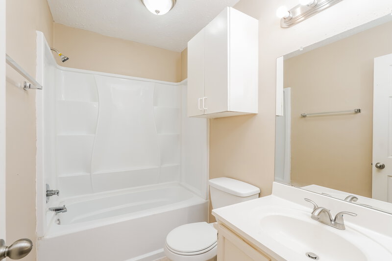 1,745/Mo, 10018 Spotted Horse Dr Houston, TX 77064 Main Bathroom View