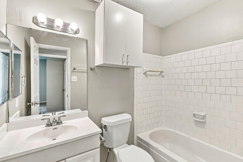 1,775/Mo, 10018 Spotted Horse Dr Houston, TX 77064 Bathroom View