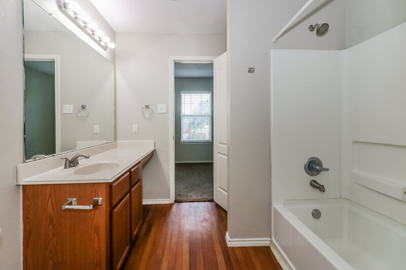 2,085/Mo, 20814 Trenton Valley Ln Katy, TX 77449 Main Bathroom View 2