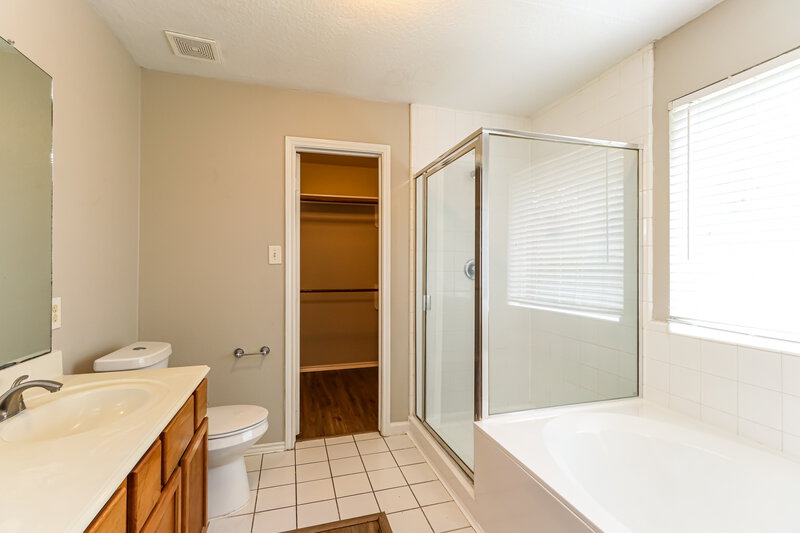 1,970/Mo, 22707 Tree House Ln Spring, TX 77373 Main Bathroom View
