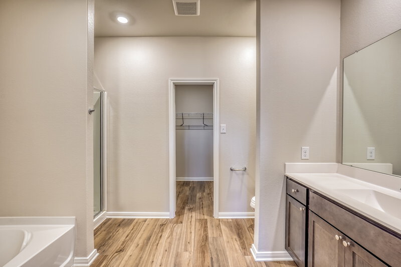 1,950/Mo, 456 Beechwood Hacienda Dr Katy, TX 77493 Main Bathroom View