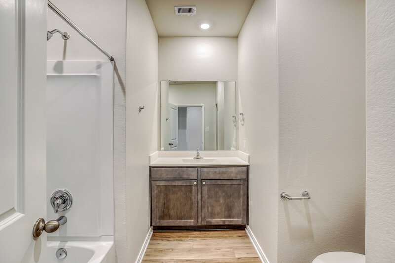 1,950/Mo, 456 Beechwood Hacienda Dr Katy, TX 77493 Bathroom View